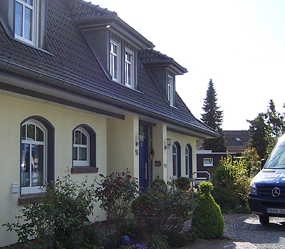 NB mit Giebel aus Glas, Fassade Eternit
