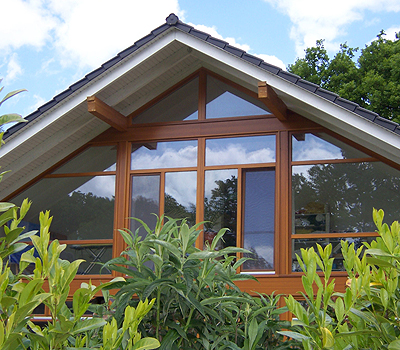 NB mit Giebel aus Glas, Fassade Eternit