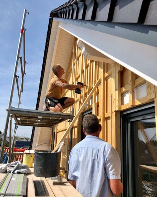 Zimmerer an der Holzfassade